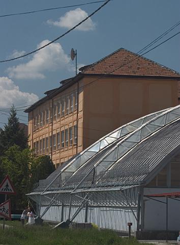 Schule und Sportsaal.jpg